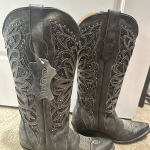 Stylish Embroidered Cowboy Boots